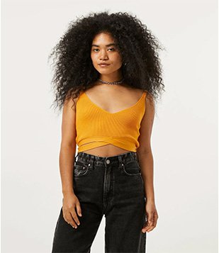 BLUSA REGATA CROPPED EM TRICÔ COM BARRA DIFERENCIADA AMARELO
