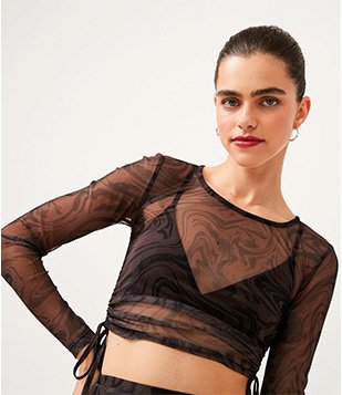 BLUSA CROPPED EM TULE COM AMARRAÇÃO NA LATERAL E ESTAMPA ABSTRATA MARROM