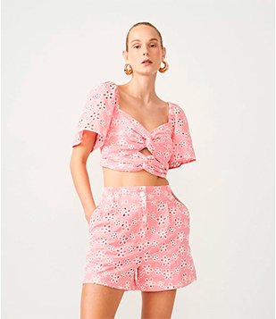 BLUSA CROPPED EM LAISE COM BORDADO CONTRASTANTE ROSA