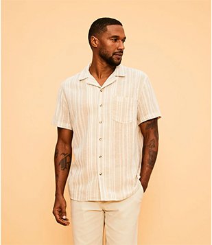 CAMISA COMFORT EM ALGODÃO COM LISTRAS E BOLSINHO MARROM