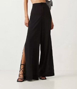 CALÇA PANTALONA ALFAIATARIA EM CREPE COM BOTÃO FORRADO E FENDAS PRETO