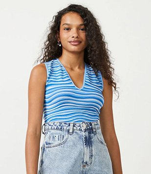 BLUSA REGATA COM LISTRAS ONDULADAS AZUL