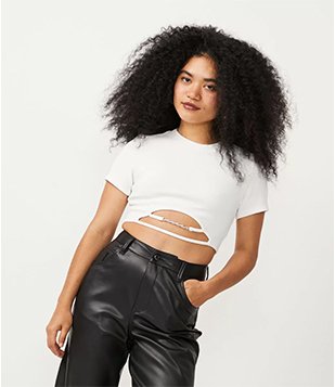 BLUSA CROPPED CANELADA COM MANGA CURTA E VAZADO COM AVIAMENTO BRANCO