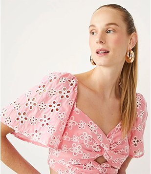 BLUSA CROPPED EM LAISE COM BORDADO CONTRASTANTE ROSA