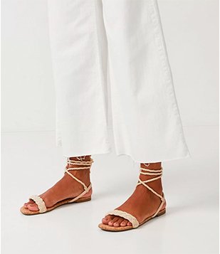 SANDÁLIA RASTEIRA COM TIRA TRANÇADA E AMARRAÇÃO BEGE 