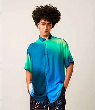 CAMISA MANGA CURTA EM VISCOSE COM ESTAMPA CONCEITUAL AZUL