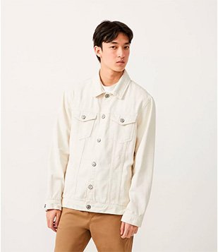 JAQUETA TRUCKER EM SARJA COM BOLSOS FRONTAIS OFF WHITE