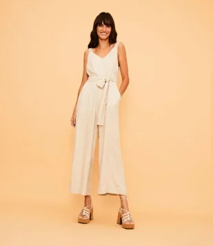 Macacão Pantacourt Em Viscolinho Com Alça Diferenciada E Cinto Faixa Off White