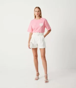 Short Em Sarja Com Cinto Fivela De Coração E Pregas Branco