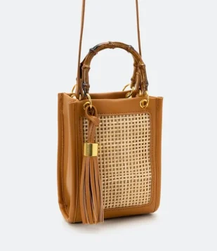 Bolsa Porta Celular Estruturada Em Ráfia Com Alça De Madeira Camel