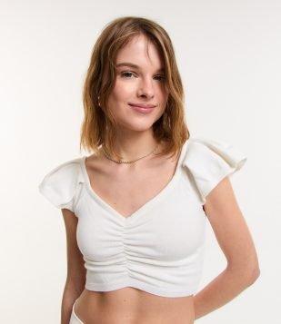 Blusa Cropped em Tricô com Puxadinho no Busto e Babado na Manga Branco