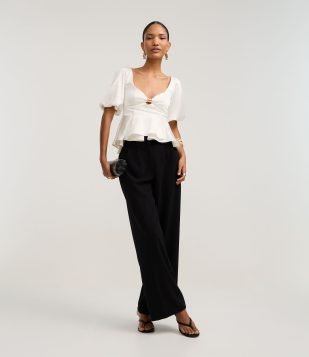 Blusa Peplum Acetinada com Aviamento no Decote Coração Off White