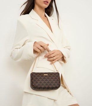 Bolsa Transversal em PU com Estampa Triângulo e Alças em Corrente Marrom