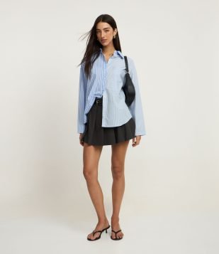 Camisa Oversized em Tricoline com Listras Meio a Meio e Bolso Unilateral Azul