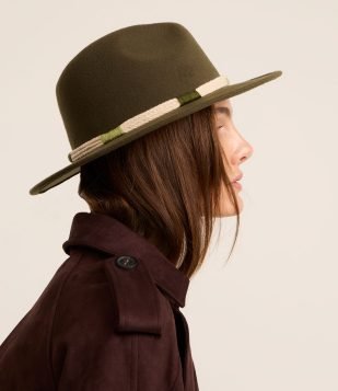 Chapéu em Suede com Cordas na Aba e Linhas Contrastantes Verde Militar