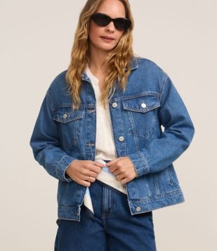 Jaqueta Trucker Ampla em Jeans com Bolsos Médio