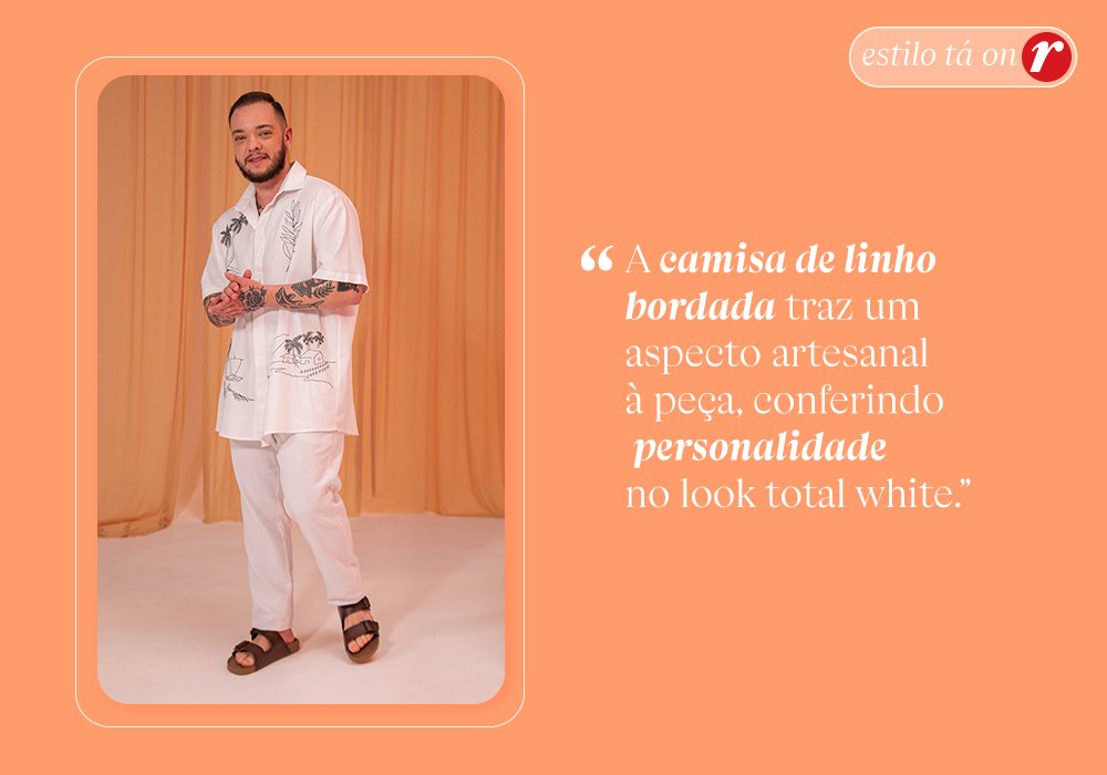 Imagem com fundo laranja, com um home usando uma calça branca, uma camisa branca estampada e uma sandalia rasteira com duas fivelas marrom