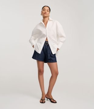 Short Cintura Alta em Jeans com Fivela Diiferenciada no Cinto Escuro