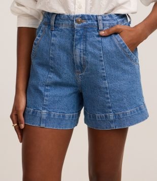 Short Regular em Jeans com Pesponto Contrastante e Bolso Faca Médio