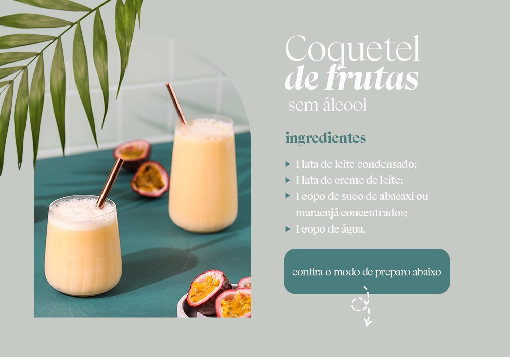 Imagem com 3 copos de coquetel de frutas com canudos em uma mesa verde escuro e com pratos com frutas.