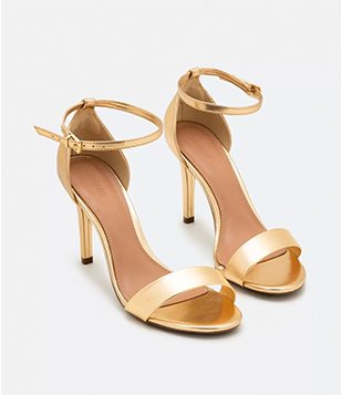 Sandália De Salto Fino E Efeito Metalizado Dourado