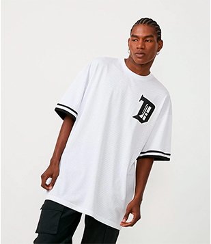 CAMISETA LOOSE EM MEIA MALHA COM ESTAMPA EM LETTERING BRANCO