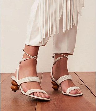 SANDÁLIA EM COURO COM AMARRAÇÃO SALTO DIFERENCIADO EM MADEIRA BRANCO