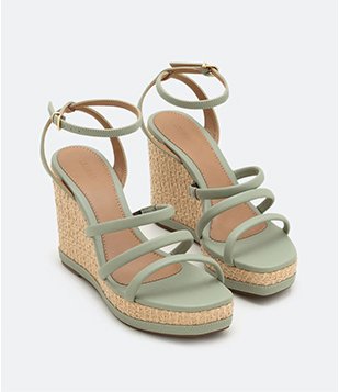 SANDÁLIA DE TIRAS ANABELA EM RÁFIA VERDE
