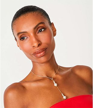 COLAR LONGO GRAVATINHA COM DETALHE DE ROLDANAS E PÉROLAS DOURADO