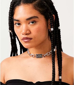 Colar Curto Com Plaquinha Em Strass E Elos Grandes Prata