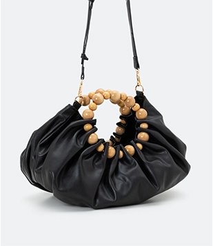 BOLSA CLUTCH DESESTRUTURADA COM ALÇA DE MÃO EM BOLINHAS DE MADEIRA PRETO