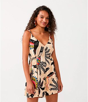 MACAQUINHO EM VISCOSE COM ESTAMPA TROPICAL TUCANOS E COQUEIROS BEGE