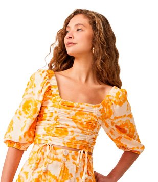 BLUSA CROPPED EM LINHO COM MANGA CURTA BUFANTE E PUXADINHO DUPLO BEGE