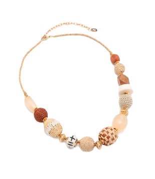 MAXI COLAR EM MADEIRA COM BOLINHAS DE RÁFIA E CROCHE BEGE 