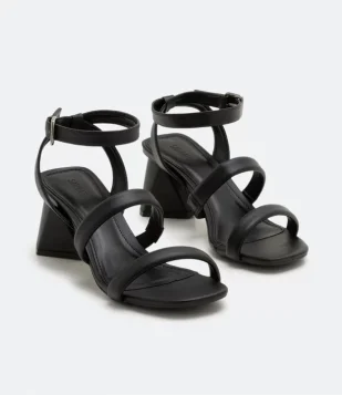 Sandália Com Tiras Puffa E Salto Médio Triangular Preto