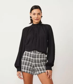 Camisa em Seda com Gola Alta e Botões Preto