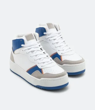 Tênis Abotinado com Recortes Contrastantes Azul 