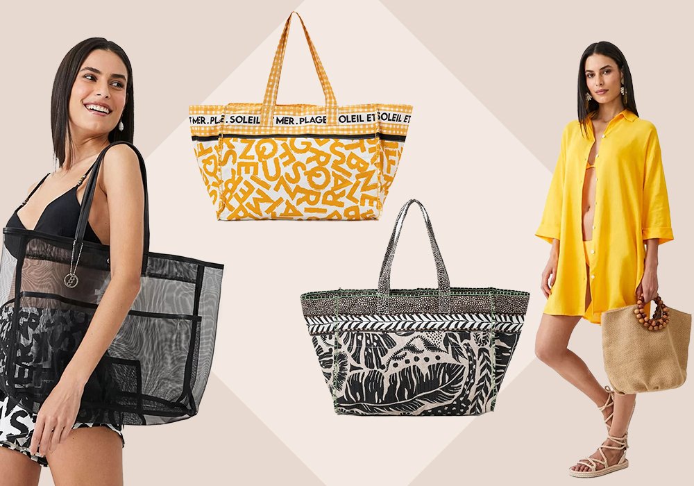 Mulher vestindo uma saida de praia amarela e uma bolsa de praia bege e outra vestindo um top de biquíni preto, um short estampado e uma bolsa de praia preta. Também na imagem tem duas bolsas de praia estampada