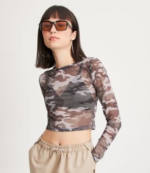 Blusa Cropped em Tule com Manga Longa e Estampa Camuflada Verde