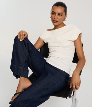 Calça Pantalona em Jeans com Friso Frontal Azul Escuro