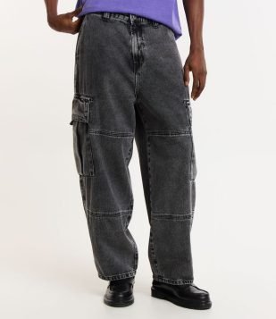 Calça Skater em Jeans com Bolsos Cargo Preto