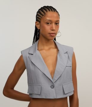 Colete Cropped Alfaiataria em Viscose com Gola Blazer e Lapelas Cinza