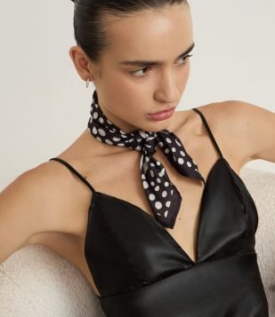 Lenço Triangular em Cetim com Estampa Poa Preto