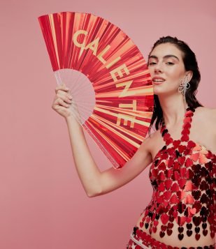 Leque em Plástico Metalizado com Lettering Caliente Vermelho