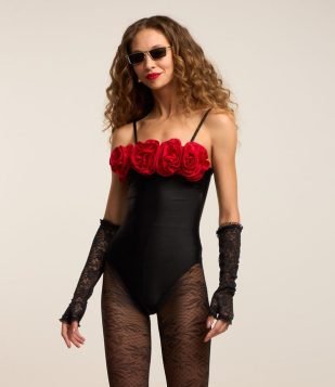 Maiô Alcinha com Rosas Vermelhas Aplicadas no Busto Preto- Vermelho