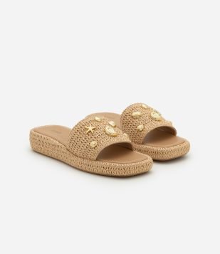 Sandália Rasteira Flatform com Textura Trançada e Pingentes Fundo do Mar Marrom