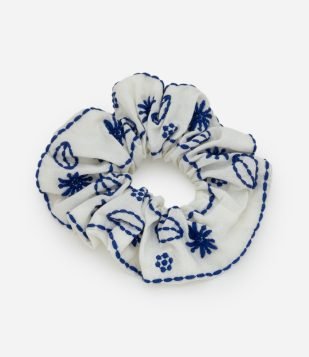 Scrunchie com Bordados de Búzios Off White e Azul