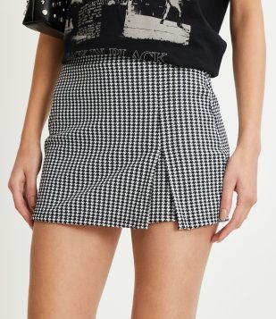 Short Saia Alfaiataria com Fendinha e Estampa Pied de Poule Preto