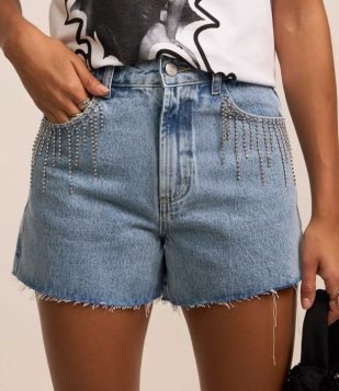 Short Slim em Jeans com Aplicação de Franjas de Strass nos Bolsos Azul