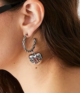 Brinco Argola em Metal Torcido com Pingente de Coração em Chamas Prata 